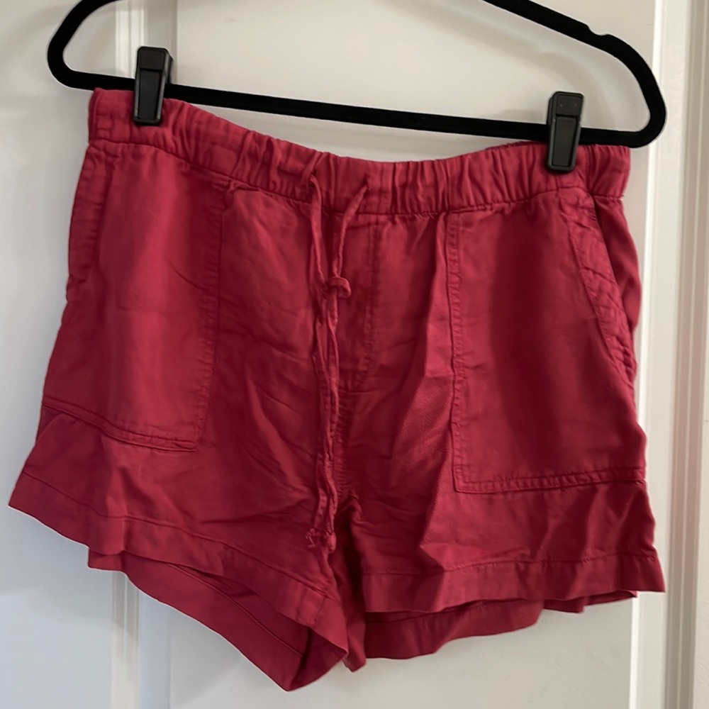 GAP red pull on shorts